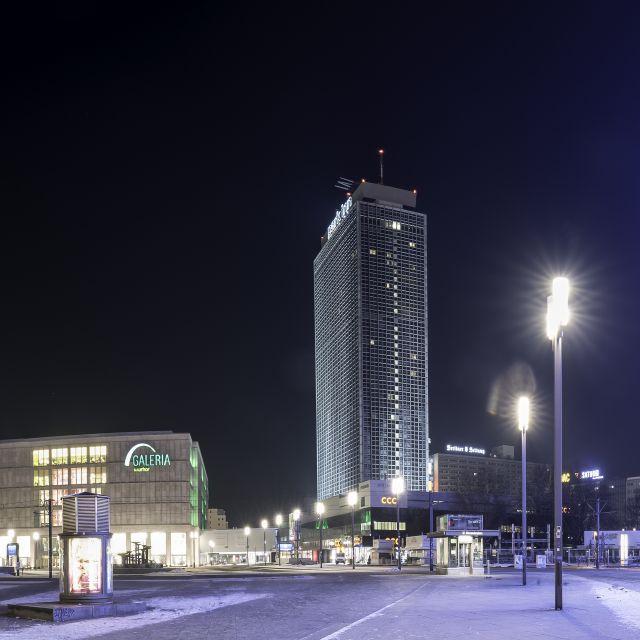 Ausblick auf das Park Inn by Radisson Berlin Hotel Alexanderplaz bei Nacht